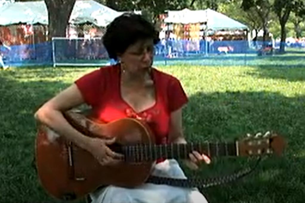 Suni Paz- "Los Vecinos (The Neighbors)" [Live Performance Video]